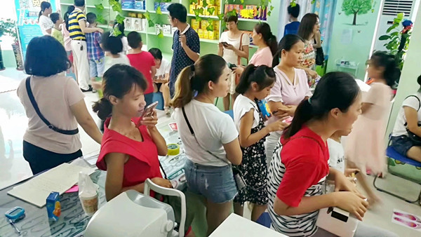 很多家長紛紛來易視界店面參加活動(dòng)