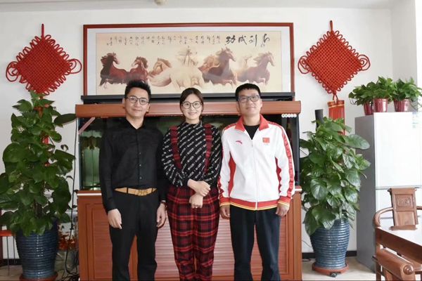 北京雙奧集團(tuán)尤小龍總裁、中國(guó)著名戲歌雙棲明星、66國(guó)選美國(guó)際皇后王光姣與易視界陶總合影