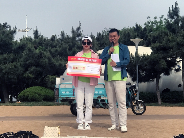易視界5月表現(xiàn)優(yōu)秀的伙伴上臺領獎